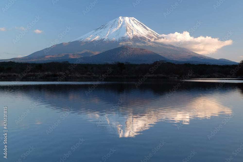 世界遺産　富士山を富士五湖の一つの精進湖からの望む風景