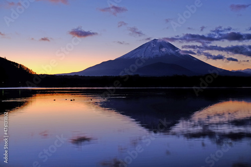 世界遺産 富士山を富士五湖の一つ精進湖から望む夜明け前の風景