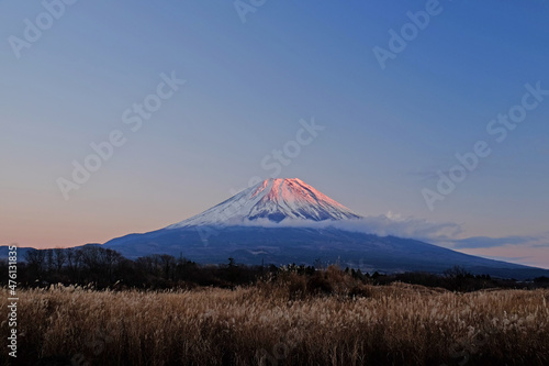 世界遺産 富士山が赤く朝焼けをしている秋の風景