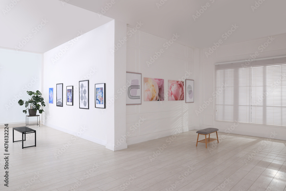 Fototapeta premium Empty hall of modern art gallery with exhibits