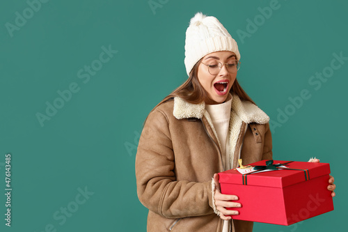 Excited young woman in wint...