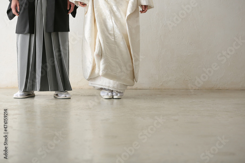 和装の新郎新婦の下半身を白背景の室内で撮影