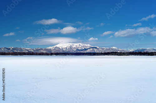 北海道・中標津町 冬の雪原と海別岳の風景