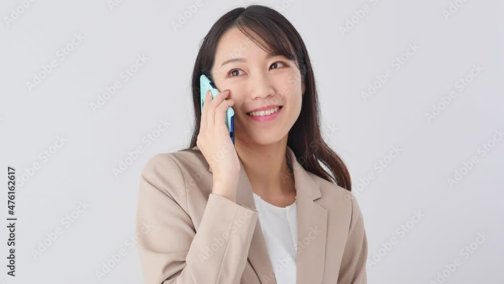 女性 ビジネス 電話する 白背景 女性 ビジネス 電話する 白背景