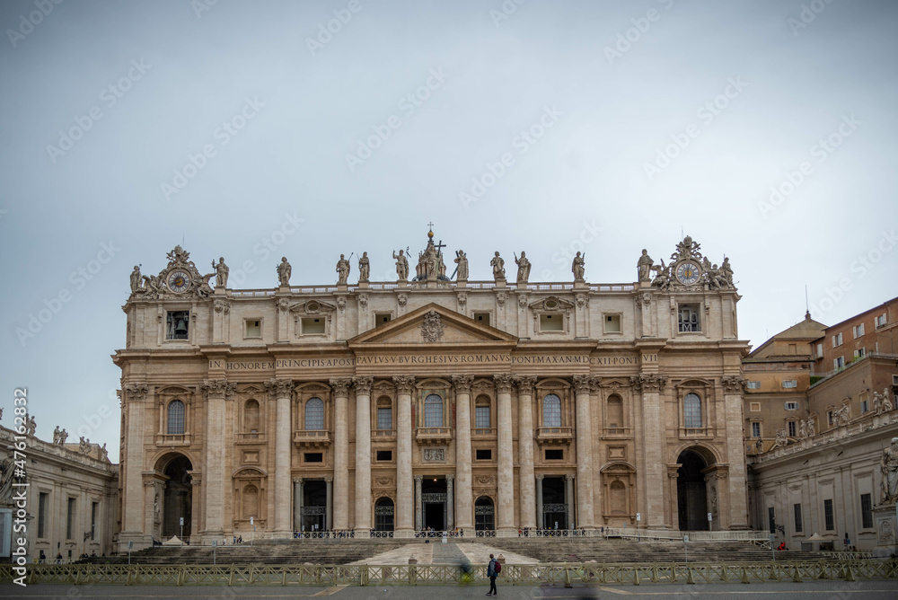 ciudad del Vaticano con la iglesia de San Pedro en Roma	