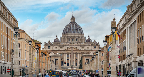 ciudad del Vaticano con la iglesia de San Pedro en Roma  © jjmillan