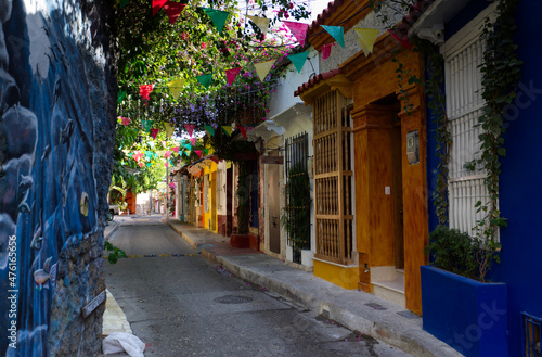 Alley in the colorful old town of Cartagena, Colombia © Stefano