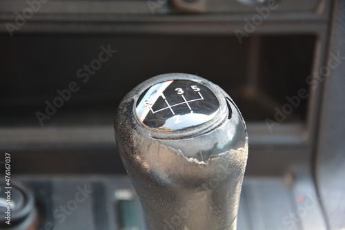 Abgenutzter Schaltknauf im Auto eines BMW e36 3er mit M-Streifen oder M-Logo photo