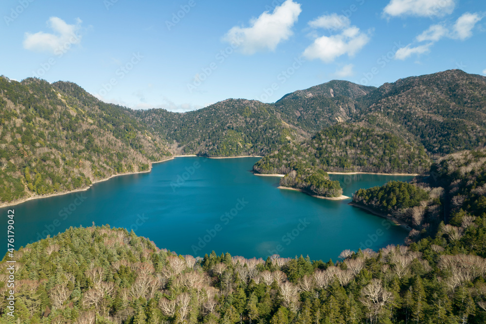 自然林と青い水をたたえた美しい湖　ドローン空撮