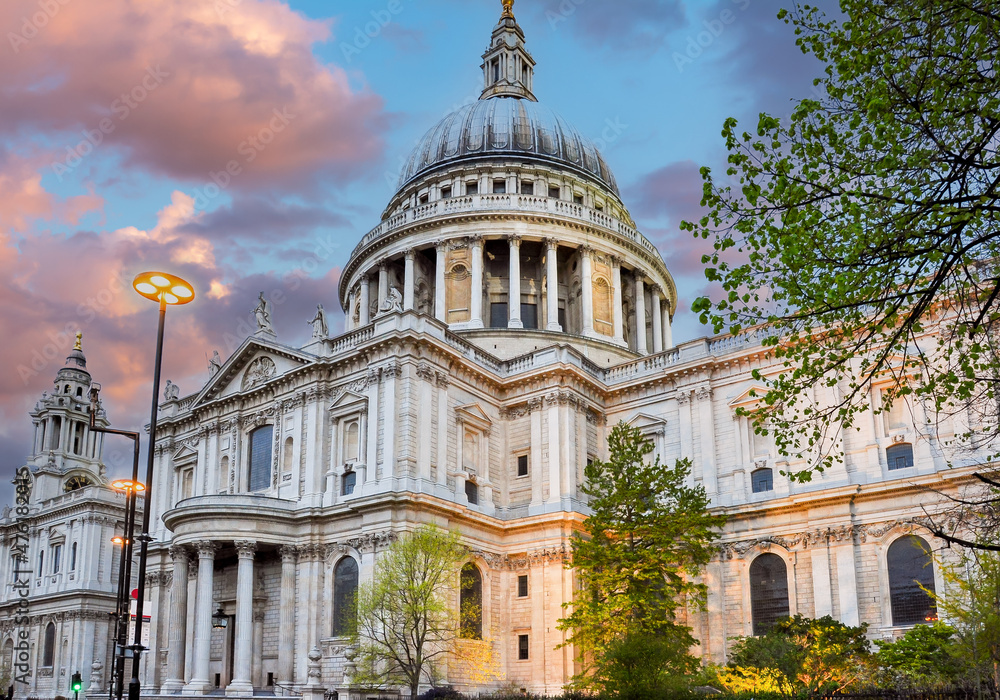 Fototapeta premium St. Paul's Cathedral at sunset, London, UK