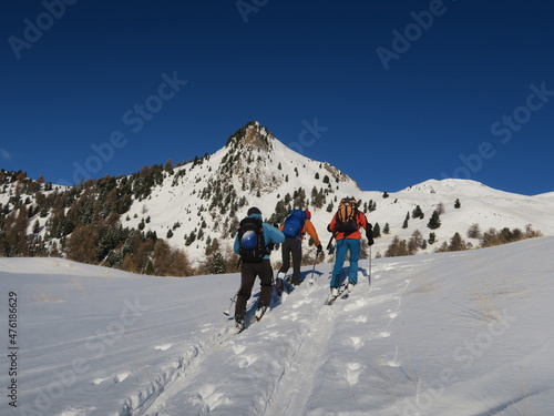 Ski de randonnée alpinisme dans les montagnes des Alpes l'hiver dans la neige avec un groupe de skieurs aguerris