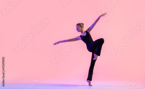 Canvas Print Young teenager dancer dancing on a red studio background