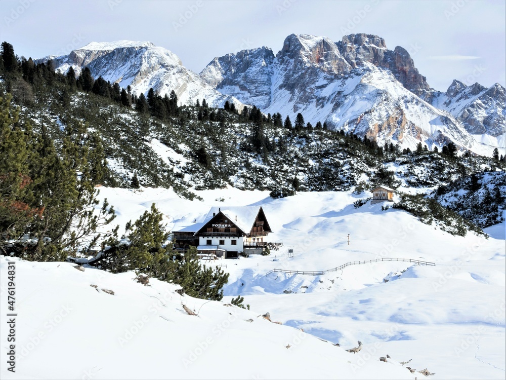 Winterlandschaft in den Dolomiten im Gebiet des Seres Fanes Nationalpark mit der im Winter geschlossenen Fodarahütte - Das Gebiet ist besonders für Skitourengeher interessant