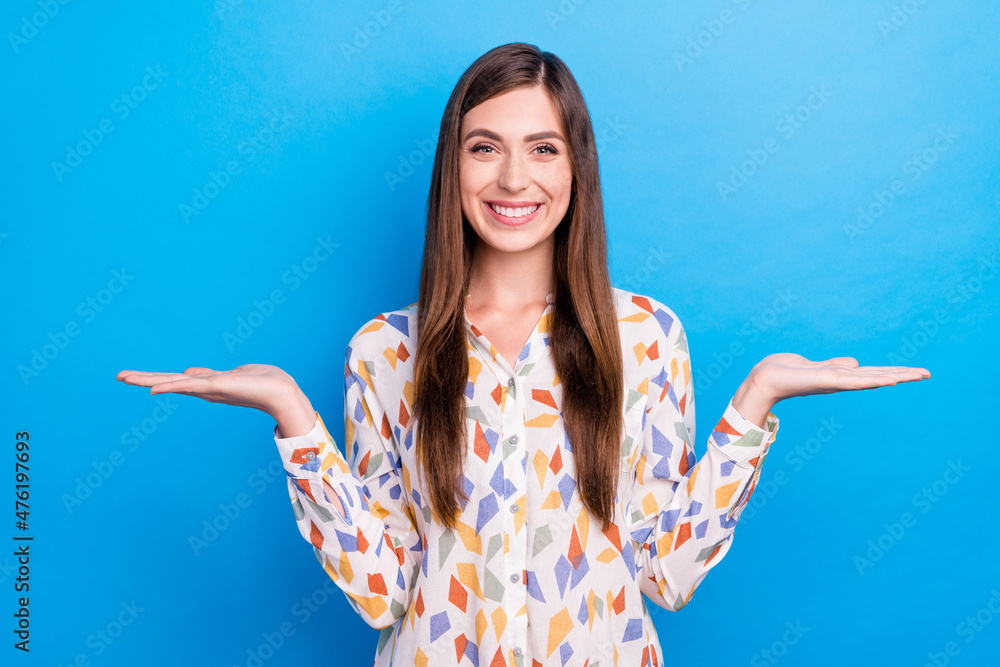 Φωτογραφία Photo of pretty shiny young woman dressed prink shirt compare arms empty space s