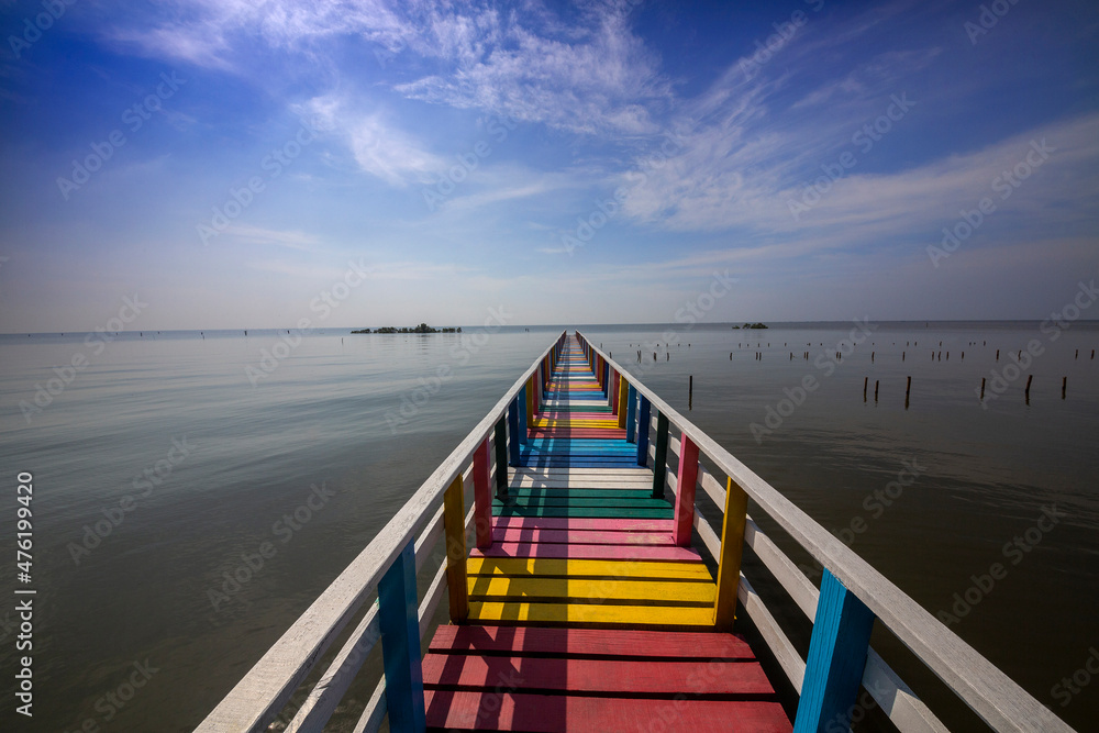 Obraz premium Rainbow wooden bridge, seaside attraction, Samut Sakhon, Thailand.