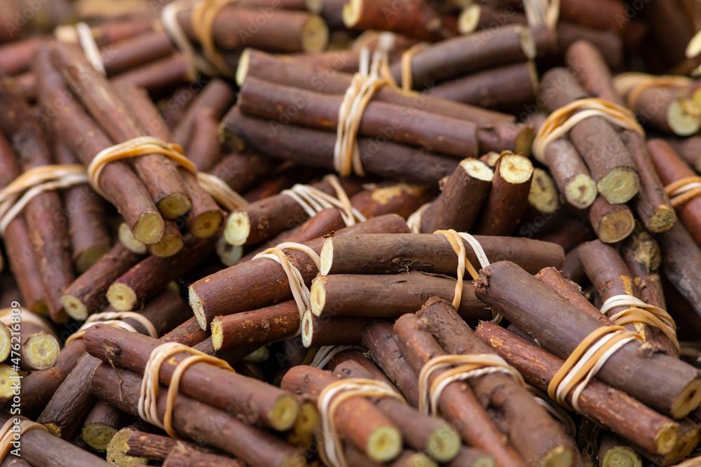 Troncos de regaliz en un mercado