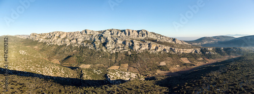 Panorama aérien de la serre de Vingrau dans les Pyrénées orientales photo