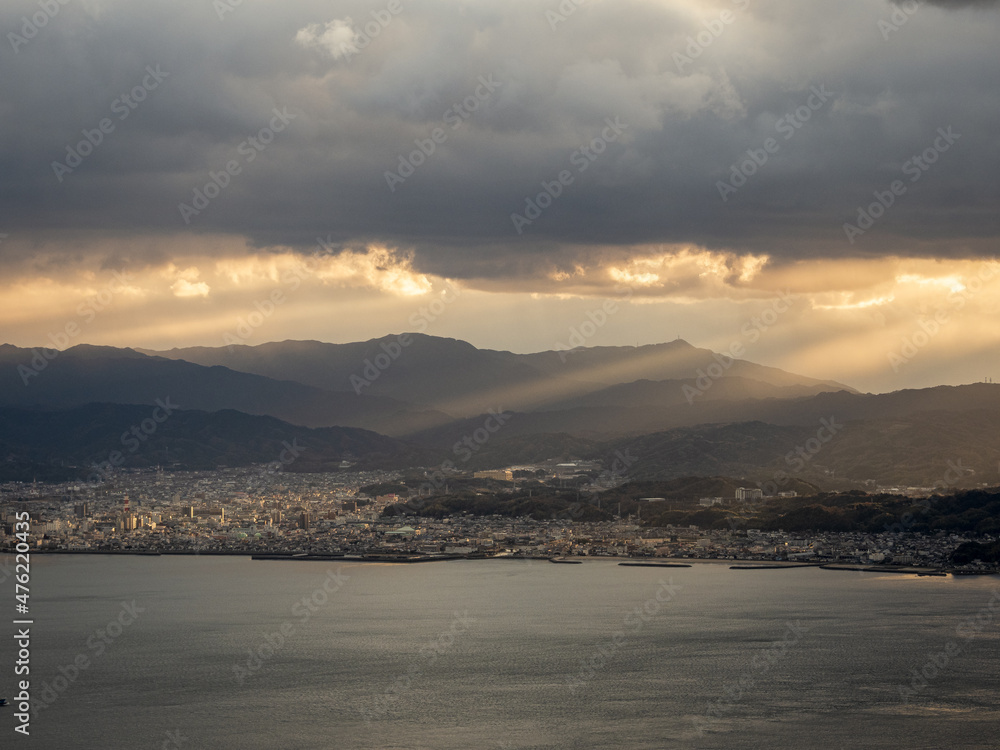 光芒が射す亀老山展望台からの今治市内の風景