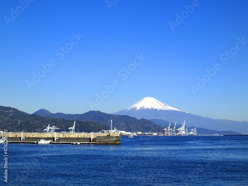 ＜静岡 清水＞清水港からみた富士山