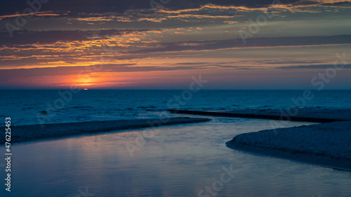 Foto Stony Creek flows into Lake Michigan at sunset, in Benona Township Park, Shelby, Michigan