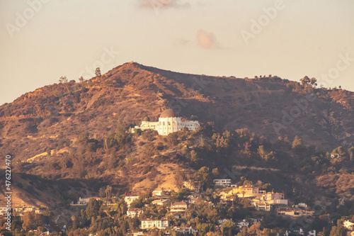 Photo The Griffith Park Observatory in the Hollywood Hills above Hollywood and Los Angeles at golden hour