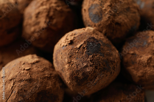 Sweet truffles all over background, close up © Atlas
