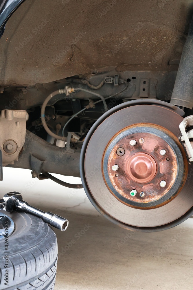 車のタイヤ交換と整備　ジャッキアップ　ブレーキディスク