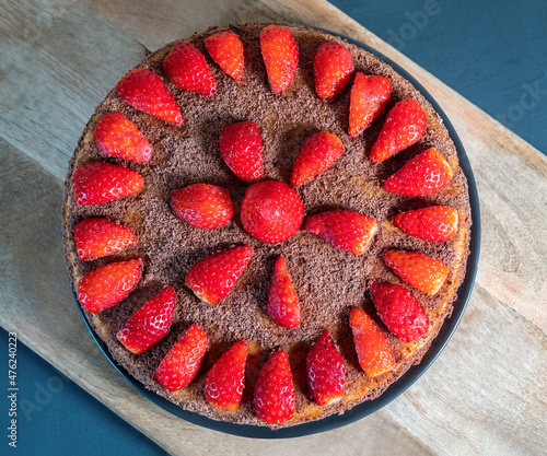 78 / 5.000Resultados de traducciónDelicious homemade cake with fresh strawberries on wooden background, top view photo