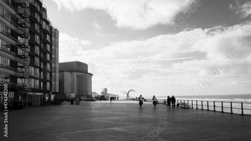 People walking on the Ostende boardwalk, black and white