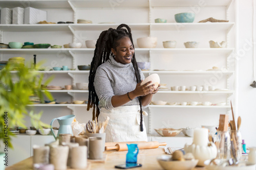 Valokuva Woman pottery artist working in her art studio
