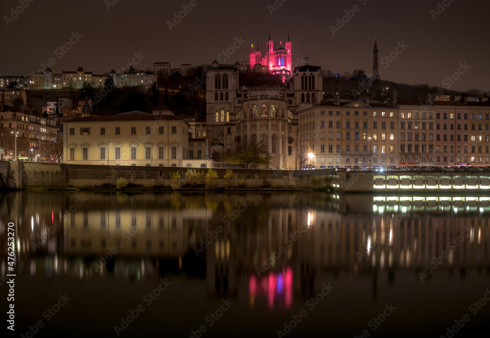 ville de Lyon en rhône-Alpes la nuit avec la basilique Notre-Dame de Fourvière illuminée