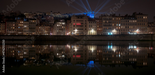 ville de Lyon en rh  ne-Alpes la nuit avec la basilique Notre-Dame de Fourvi  re illumin  e