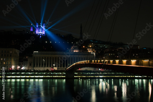 ville de Lyon en rhône-Alpes la nuit avec la basilique Notre-Dame de Fourvière illuminée
