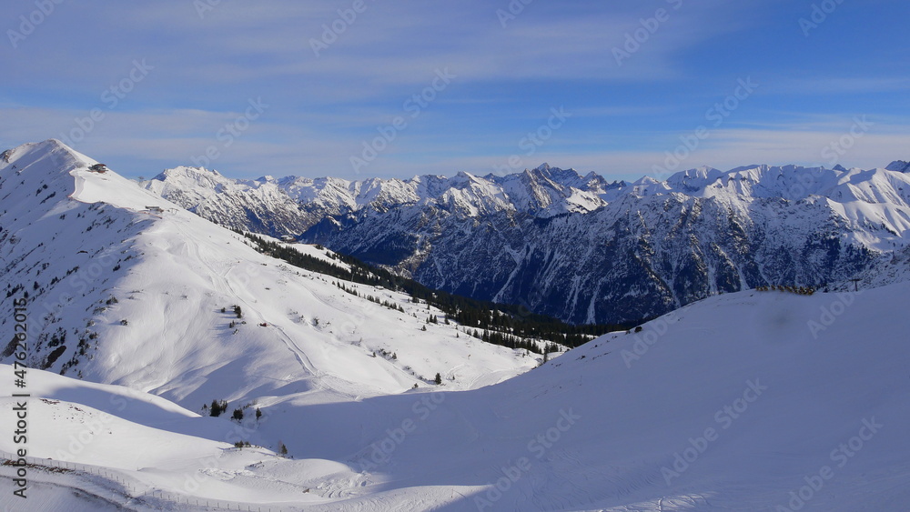 Bergpanorama der Allgäuer Alpen mit Fell- und Nebelhorn