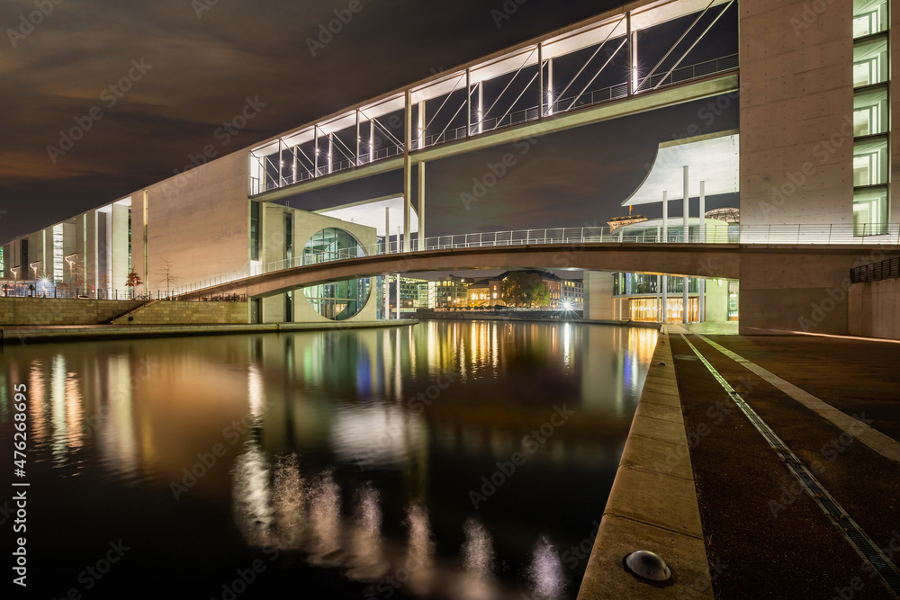 Nachtaufnahme vom Marie-Elisabeth- Lüders-Steg über die Spree im Berliner Regierungsviertel Nachtaufnahme vom Marie-Elisabeth- Lüders-Steg über die Spree im Berliner Regierungsviertel