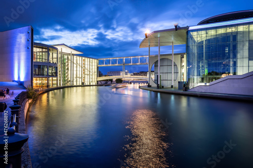 Blaue Stunde im Regierungsviertel in Berlin am Spreeufer mit Blick auf Paul-Löbe-Haus und Elisabeth-Lüders Haus