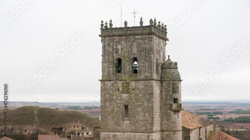 Iglesia románica de piedra gris en pueblo de Castilla y León