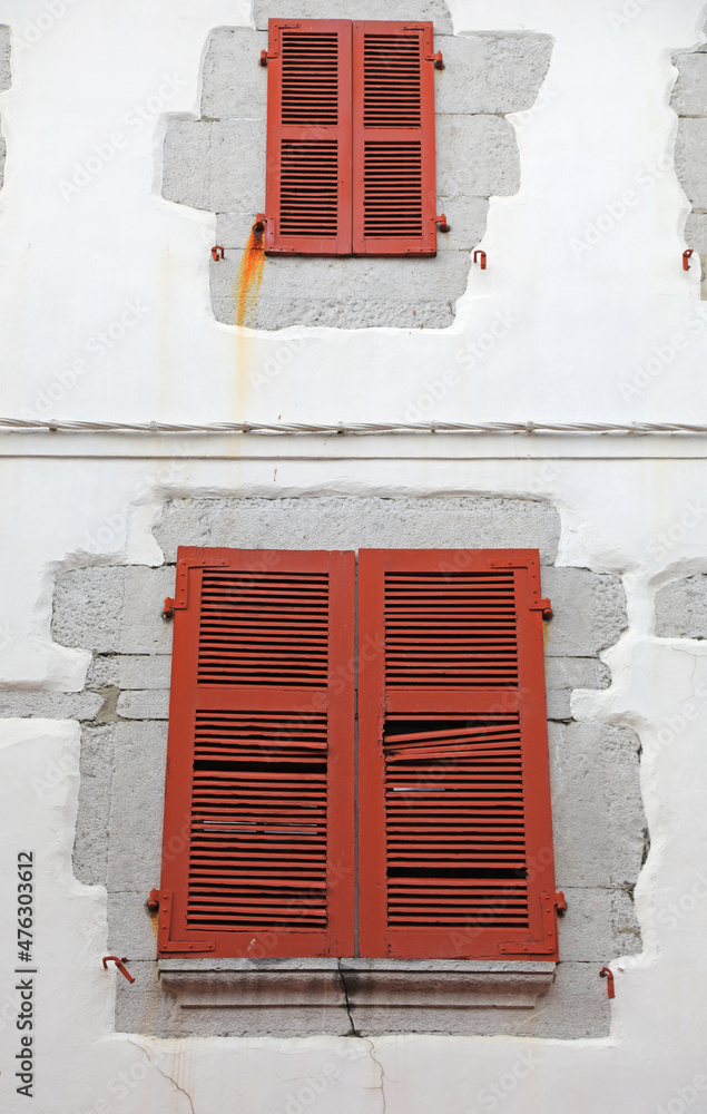 fachada de casa con ventanas persianas rojas en espelette pueblo vasco francés francia 4M0A8234-as21