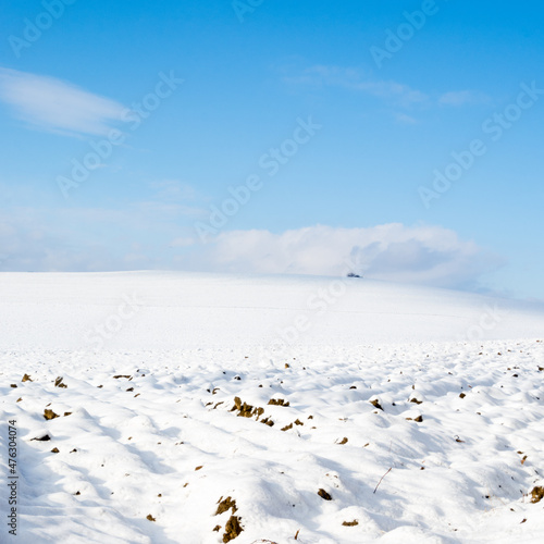 zimowy krajobraz, pola pokryte śniegiem