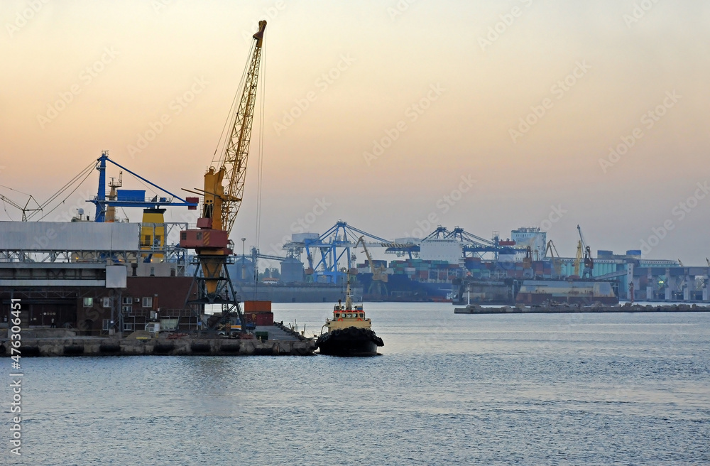 Obraz premium Tugboat and port cargo crane