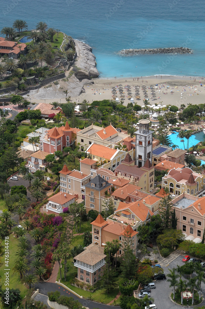 Fotografía aérea del hotel y playa de la Bahía del Duque, en la zona costera de Adeje en el sur de la isla de Tenerife, Canarias