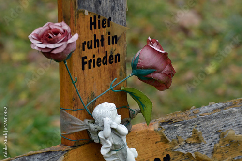 friedhof, verwittertes grabkreuz photo