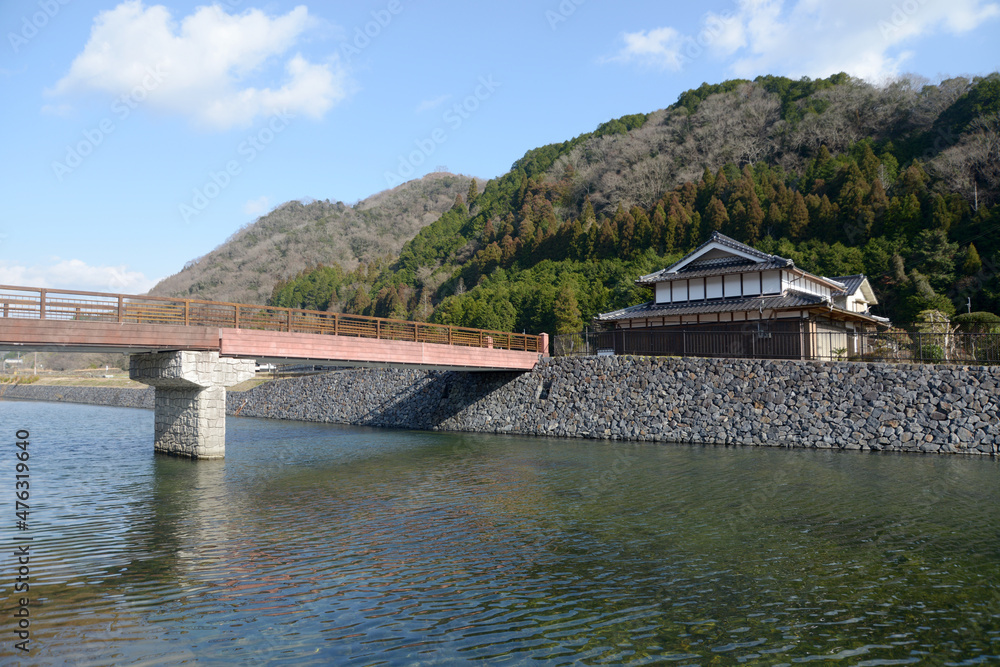 Obraz premium 宿場町平福 宮橋と対岸の風景 兵庫県佐用郡佐用町