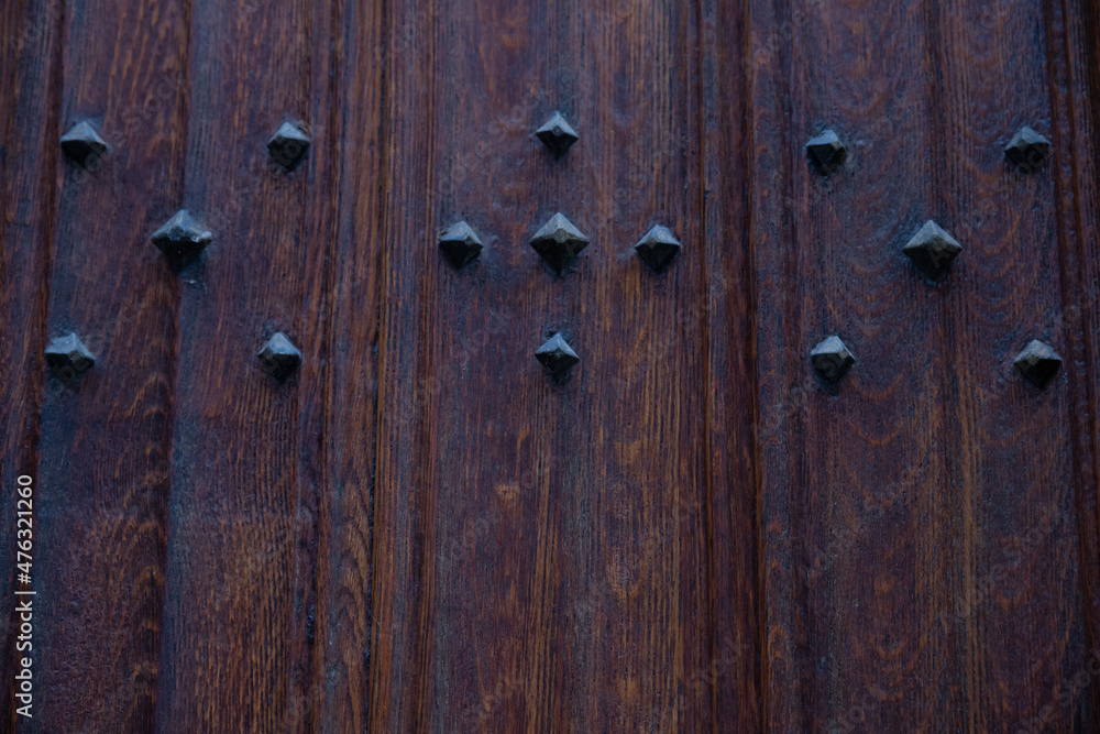 vieille porte en bois avec des clous en fer pouvant servir de fond de page, de texture ou d'arrière-plan vieille porte en bois avec des clous en fer pouvant servir de fond de page, de texture ou d'arrière-plan
