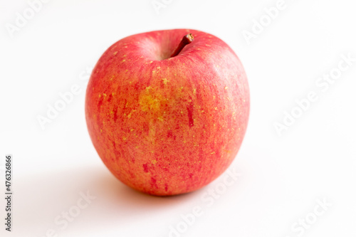 赤いリンゴと白の背景