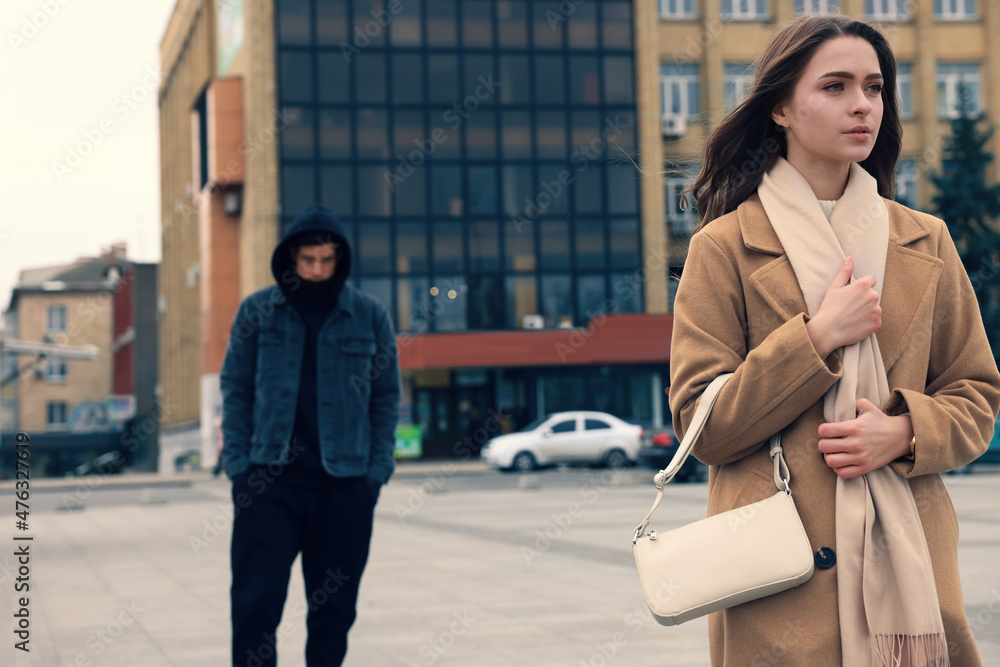 Ταπετσαρία Man stalking young woman on city street