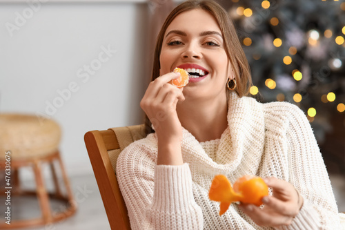 Beautiful young woman eatin...
