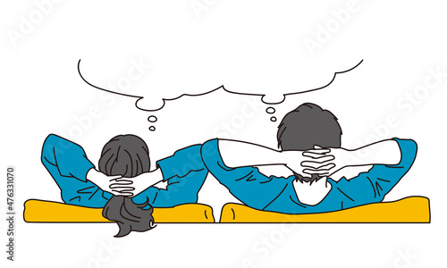 リビングで寛ぐアジア人の男女	
