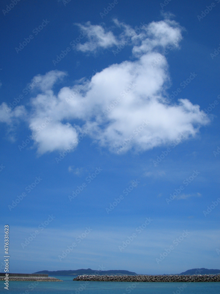 防波堤の見える海と青空に雲の浮かんだ風景 防波堤の見える海と青空に雲の浮かんだ風景