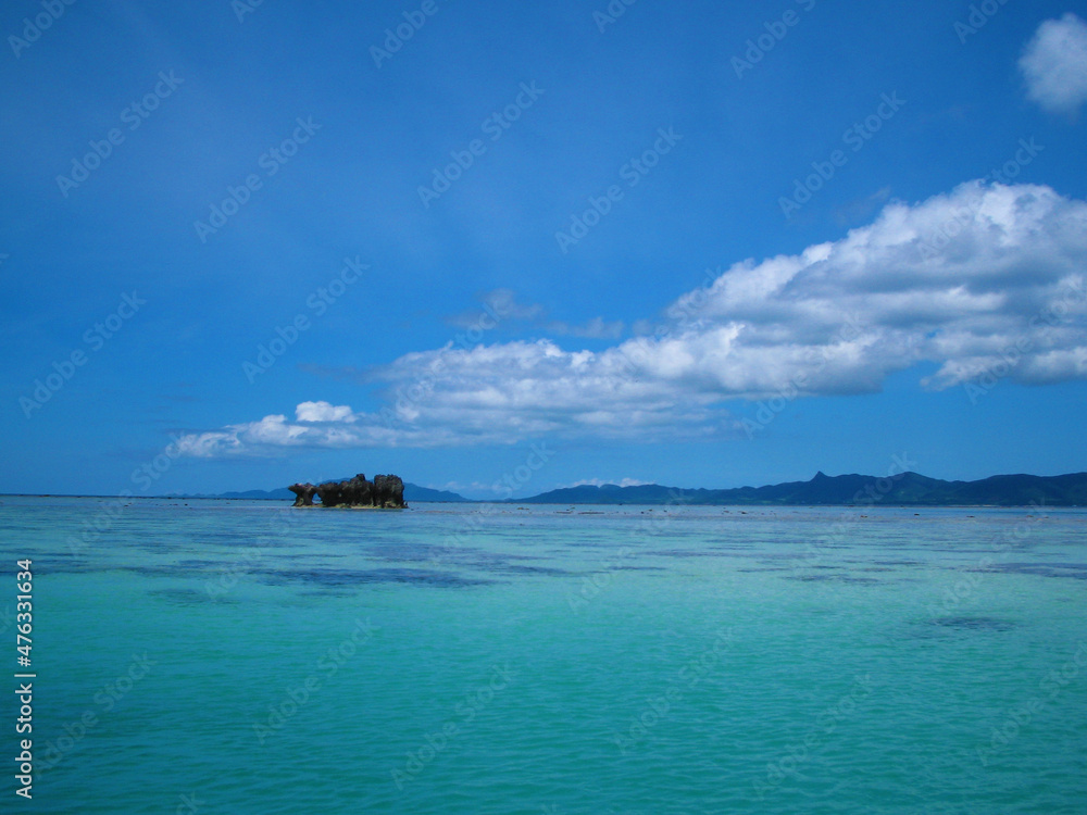 エメラルドグリーンの海の風景